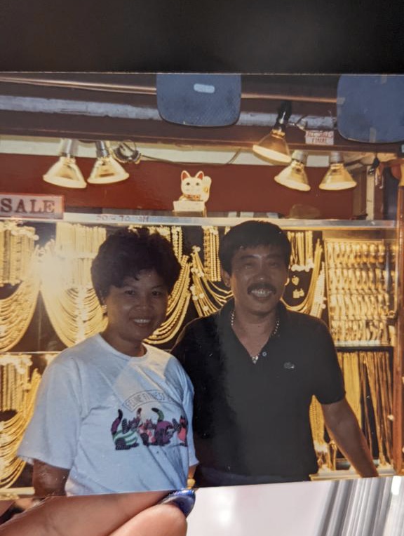 Cindy Doan and Hy So Duong in front of their small gift shop business at Duke’s Lane in Waikīkī in the 1980s. (Photo courtesy: Linh Pham)