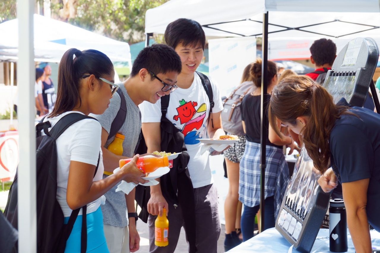 Students enjoy food, drinks and games at Shidler Day